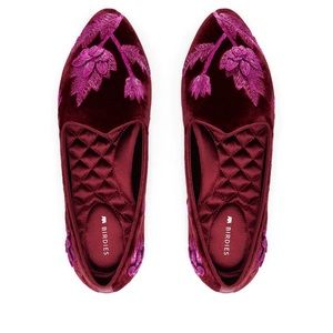 Birdies The Heron in crimson embroidery size 9